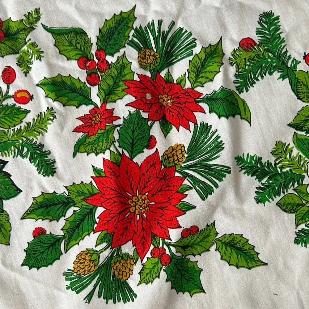 Christmas Holiday circular cotton Tablecloth with Red and Green berry  Design
